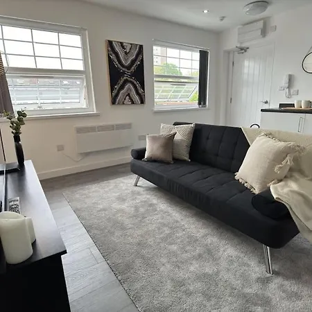 Cosy 1 Bed Flat With Free Parking *